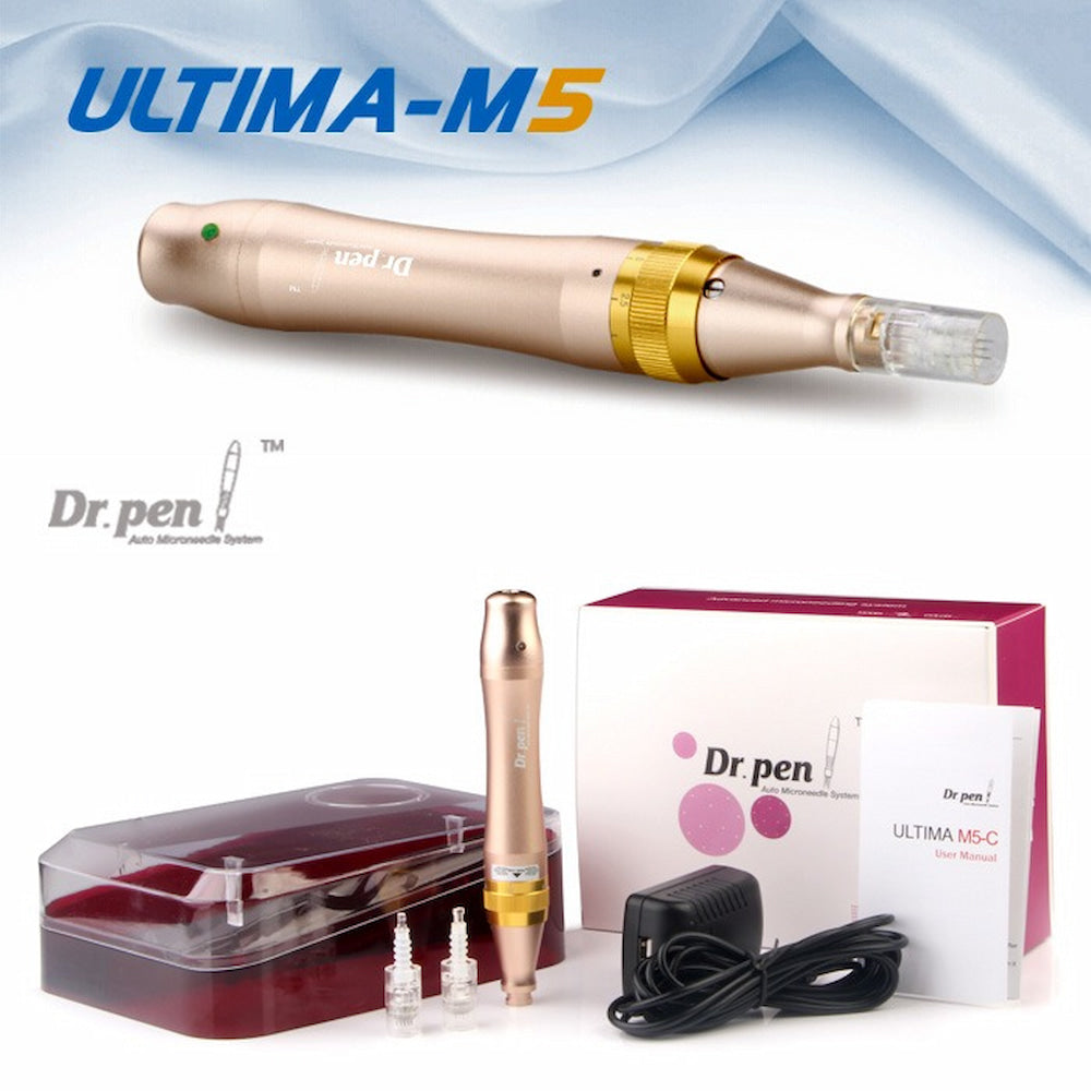 Dr. Pen Ultima M5 microneedling-stylo en or avec accessoires inclus, y compris cartouche d'aiguille, étui de protection, adaptateur secteur et manuel d'utilisation. La partie supérieure de l'image montre le stylo en gros plan avec le texte "ULTIMA-M5".