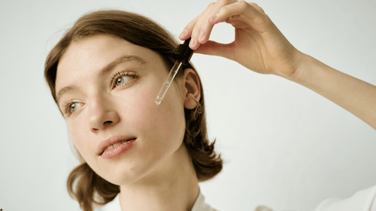 Applicering av retinolserum i ansiktet efter microneedling-behandling