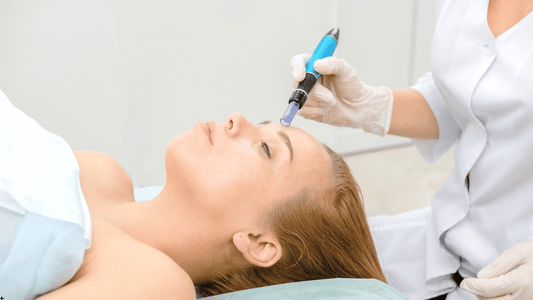 Microneedling-behandling i ansiktet med dermapen för säker hudföryngring