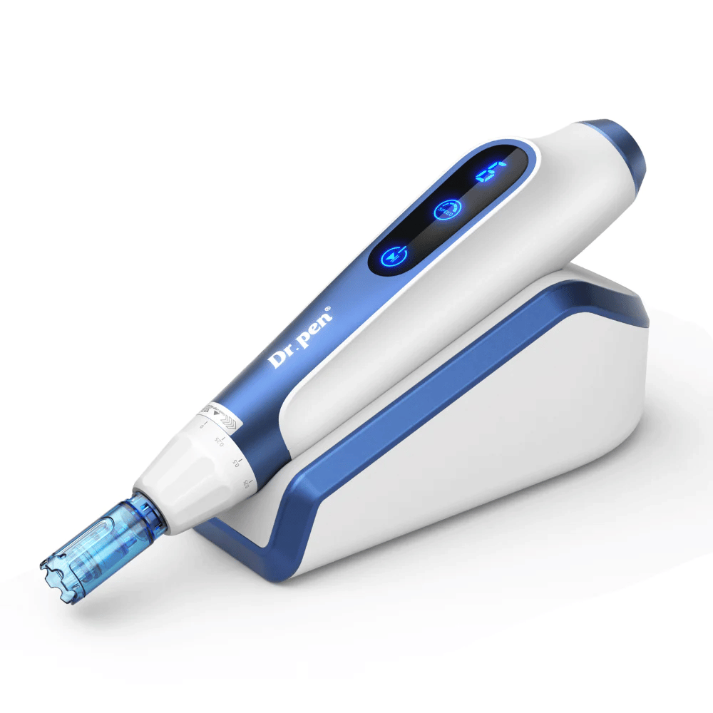 Image du produit de Dr. Pen A11 au design blanc et bleu sur son chargeur à induction – stylo microneedling avancé pour l'amélioration de la peau.