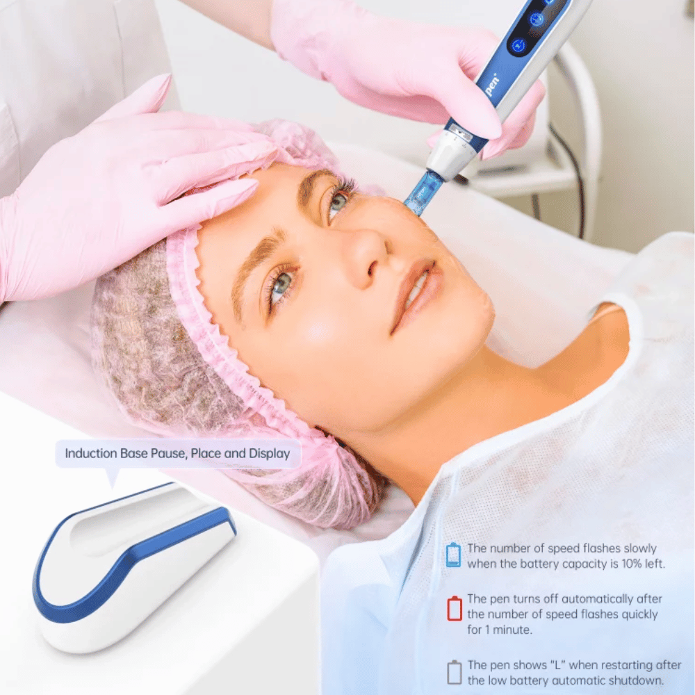 Esthéticienne utilisant Dr. Pen A11 sur un client pendant le traitement. L'image montre la base d'induction et les fonctions de sécurité automatiques.