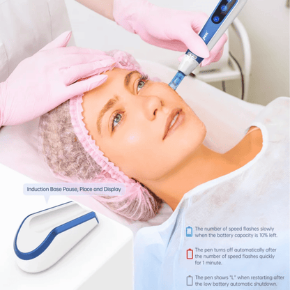 Esthéticienne utilisant Dr. Pen A11 sur un client pendant le traitement. L'image montre la base d'induction et les fonctions de sécurité automatiques.