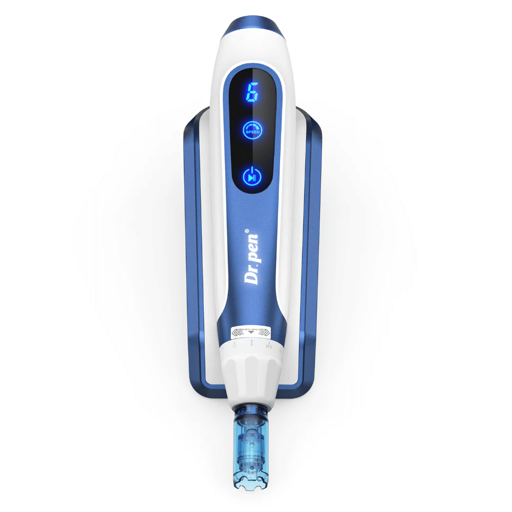 Gros plan sur Dr. Pen A11 au design bleu et blanc avec des boutons numériques éclairés et une cartouche d'aiguille. Stylo microneedling avancé pour le rajeunissement professionnel de la peau et l'absorption de sérum.