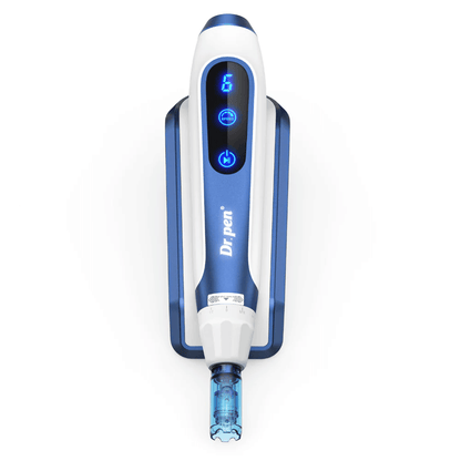 Gros plan sur Dr. Pen A11 au design bleu et blanc avec des boutons numériques éclairés et une cartouche d'aiguille. Stylo microneedling avancé pour le rajeunissement professionnel de la peau et l'absorption de sérum.