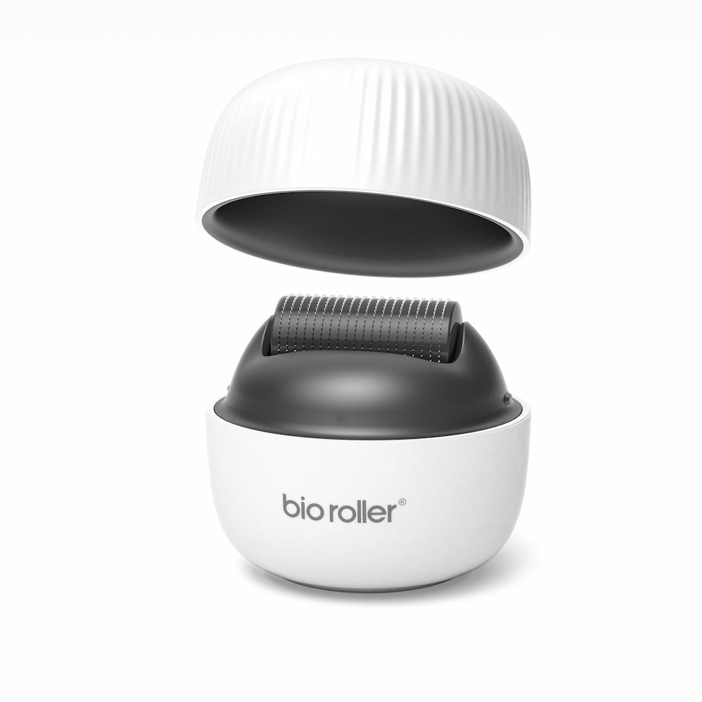Bio Roller G4 microneedling-roller avec capuchon de protection ouvert, montrant la tête de l'aiguille utilisée pour le rajeunissement de la peau et une meilleure absorption des produits.