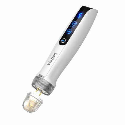 Bio pen Q2 microneedling-stylo en blanc avec affichage LED bleu, montré avec une cartouche d'aiguille démontée où les deux broches de contact sont visibles.