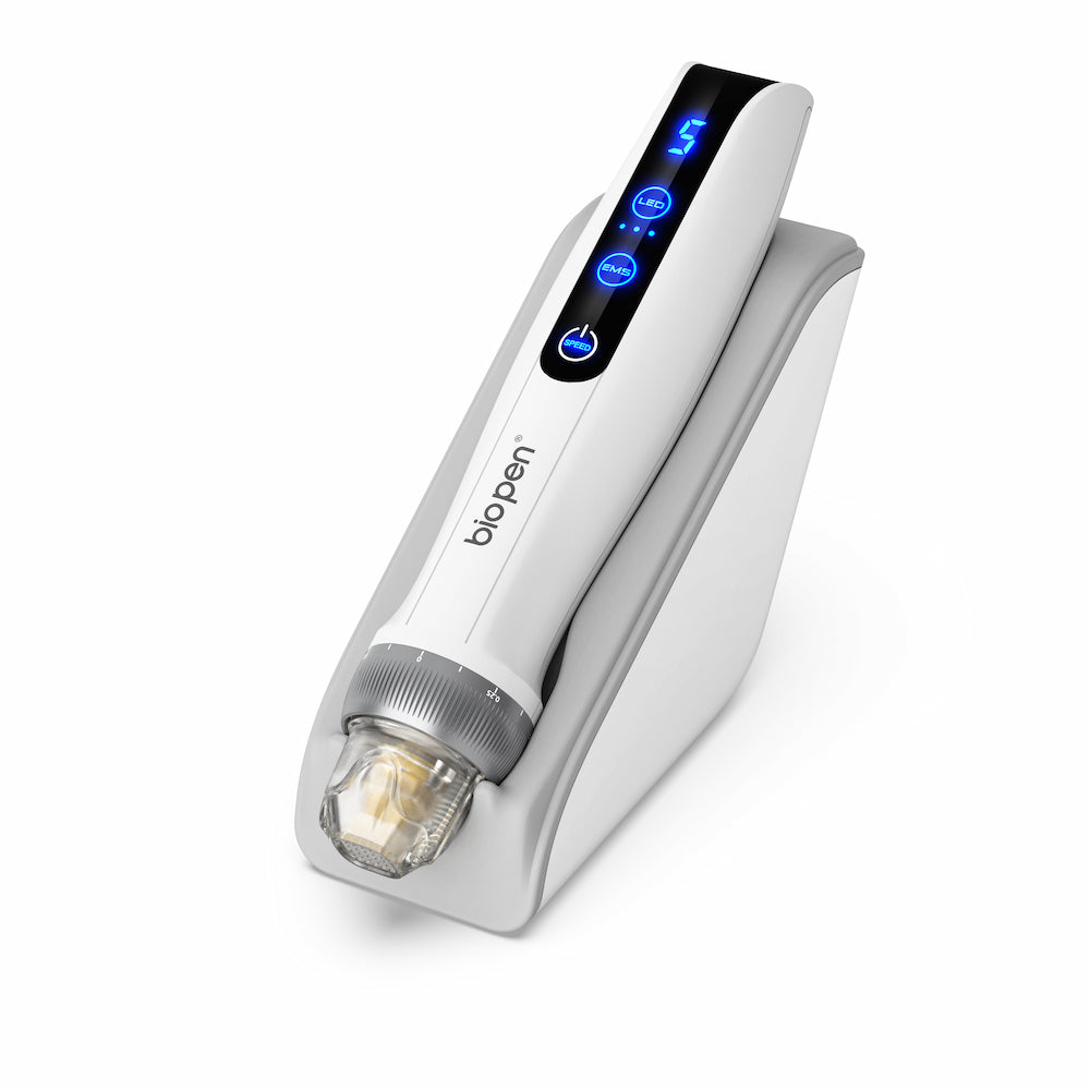 Stylo BioPen blanc Q2 microneedling placé dans un support blanc, avec affichage LED numérique bleu et module d'aiguille transparent.