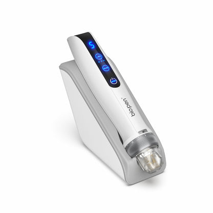 Stylo BioPen blanc Q2 microneedling placé sur un support gris, avec affichage LED bleu et module d'aiguille transparent à l'avant.