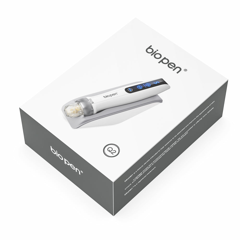 Stylo Biopen Q2 microneedling montré sur le dessus d'une boîte de produit blanche et grise avec un logo clair et une image du stylo sur le couvercle.