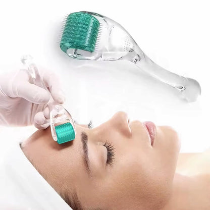 Dermaroller DRS 192 avec 192 aiguilles est utilisé pour le traitement microneedling du visage pour améliorer la structure de la peau et stimuler le collagène.