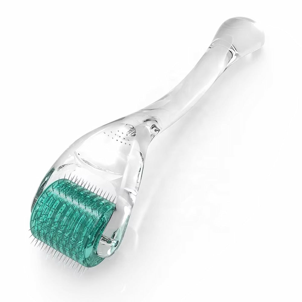 Dermaroller DRS 192 pour microneedling avec manche transparent et rouleau à aiguilles vert, utilisé pour stimuler le collagène, améliorer la texture de la peau et réduire les ridules.
