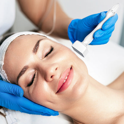 Traitement professionnel de microneedling avec Dermastamp DRS 140A sur le visage d'un client pour le rajeunissement de la peau et l'amélioration de la texture de la peau.