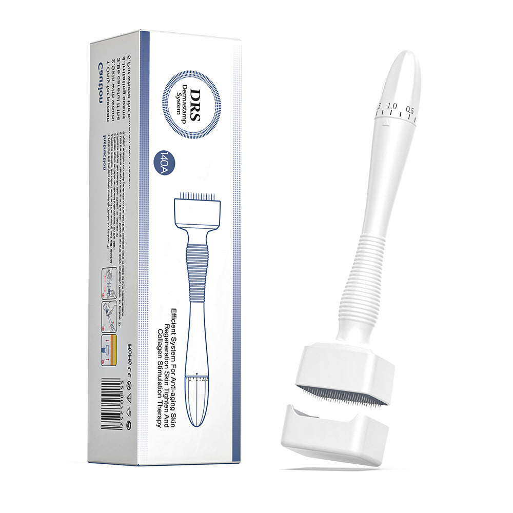 Dermastamp DRS 140A microneedling-tampon avec étui de protection et emballage d'origine, idéal pour le traitement des cicatrices, des ridules et du rajeunissement de la peau.