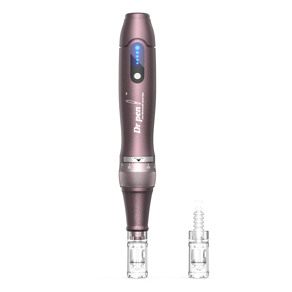 Dr. Pen A10 microneedling stylo violet avec tête d'aiguille montée et une tête d'aiguille supplémentaire à côté pour un traitement de la peau professionnel.