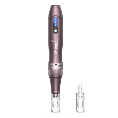 Dr. Pen A10 microneedling stylo violet avec tête d'aiguille montée et une tête d'aiguille supplémentaire à côté pour un traitement de la peau professionnel.
