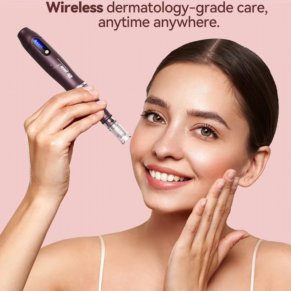 Femme utilisant Dr. Pen a10 stylo de micro-aiguilletage sans fil pour le traitement de la peau du visage.