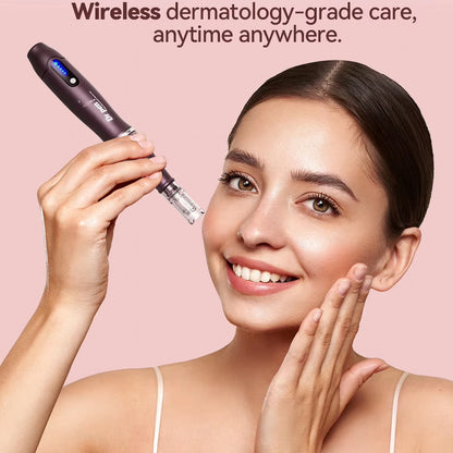 Femme utilisant Dr. Pen a10 stylo de micro-aiguilletage sans fil pour le traitement de la peau du visage.