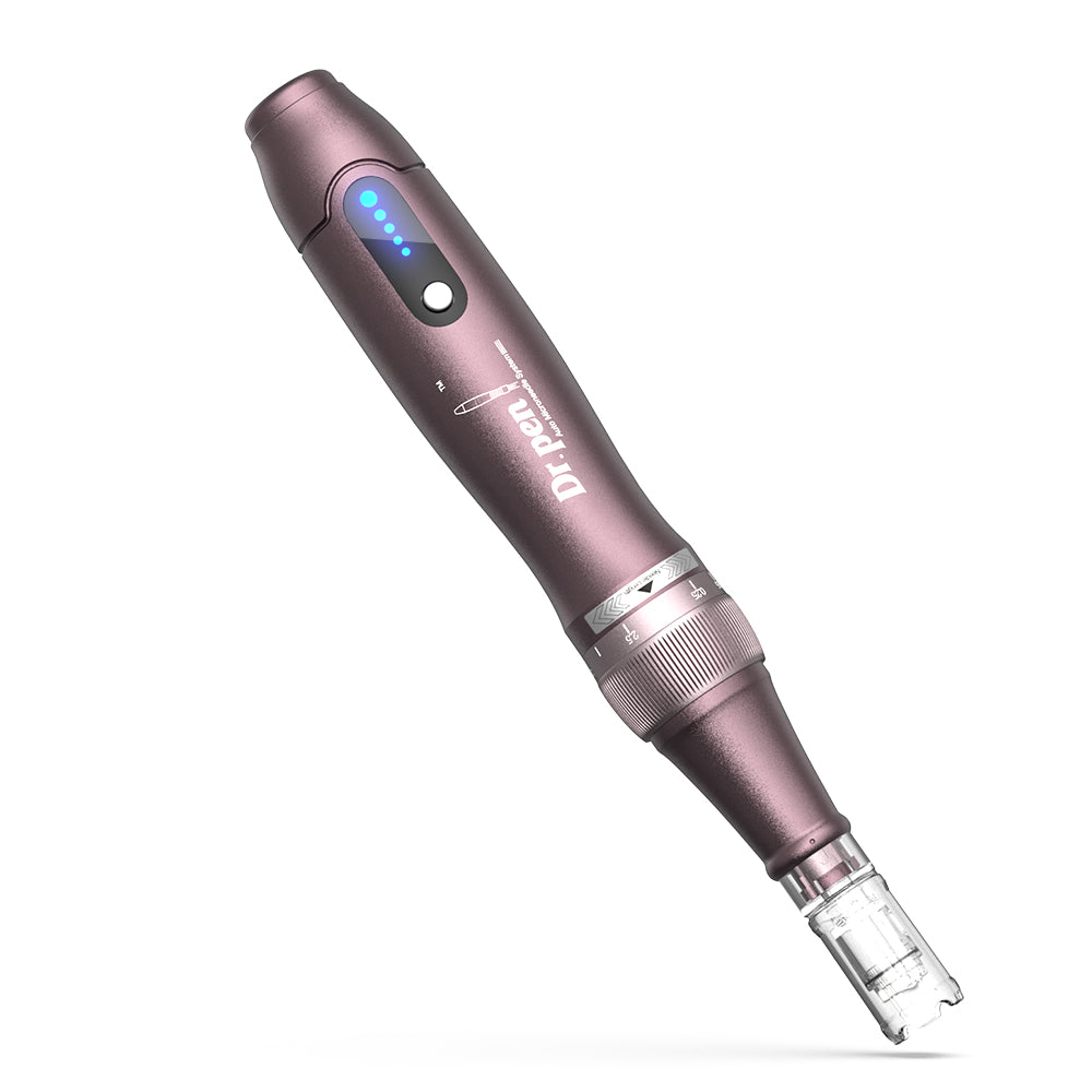 Dr. Pen A10 microneedling stylo violet avec indicateur LED bleu et tête d'aiguille pour un traitement de la peau précis et professionnel.