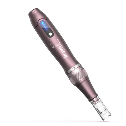 Dr. Pen A10 microneedling stylo violet avec indicateur LED bleu et tête d'aiguille pour un traitement de la peau précis et professionnel.