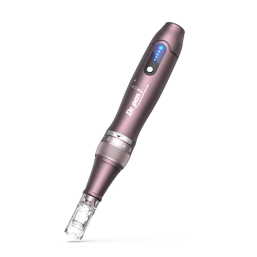 Dr. Pen A10 microneedling stylo violet avec indicateur LED et tête d'aiguille montée pour un traitement de la peau précis et professionnel.