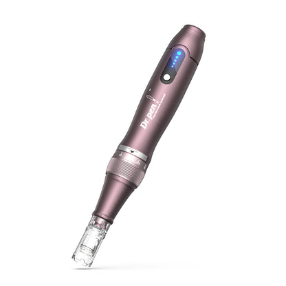 Dr. Pen A10 microneedling stylo violet avec indicateur LED et tête d'aiguille montée pour un traitement de la peau précis et professionnel.