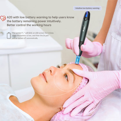 Esthéticienne effectuant microneedling avec Dr. Pen A20 sur le front d'un client, avec avertissement de batterie faible affiché et zones de traitement marquées pour un soin du visage professionnel.