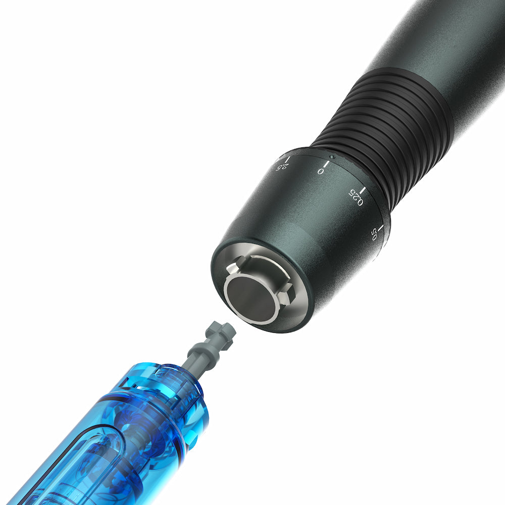 Gros plan de Dr. Pen A20 microneedling-stylo où une cartouche d'aiguille bleue est connectée, montrant l'installation facile des modules d'aiguille interchangeables pour le traitement professionnel de la peau.