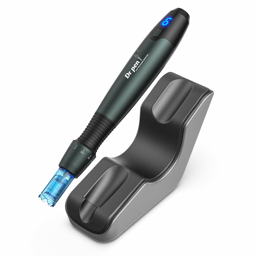 Dr. Pen A20 microneedling-stylo placé dans sa station de charge ergonomique, outil avancé pour la stimulation du collagène et le traitement professionnel de la peau à domicile ou en salon.
