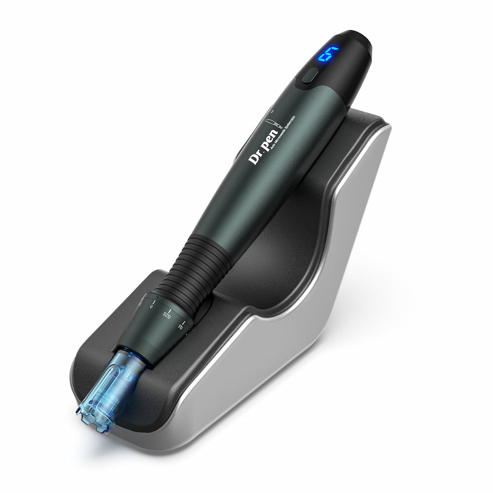 Dr. Pen A20 microneedling-stylo placé dans sa station de charge, outil professionnel pour le rajeunissement de la peau, la stimulation du collagène et le traitement avancé par microneedling.
