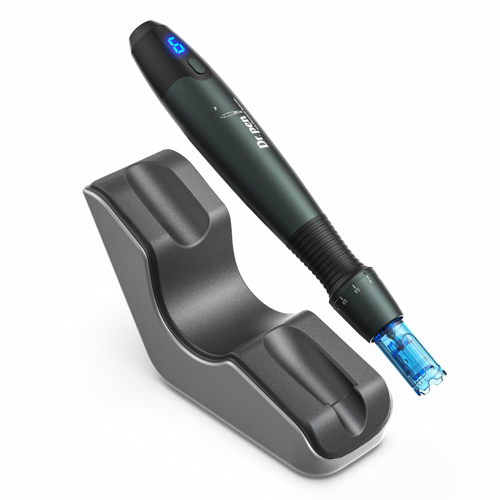 Dr. Pen A20 microneedling-stylo incliné contre sa station de charge ergonomique, traitement par aiguille avancé pour le renouvellement de la peau et la stimulation du collagène.