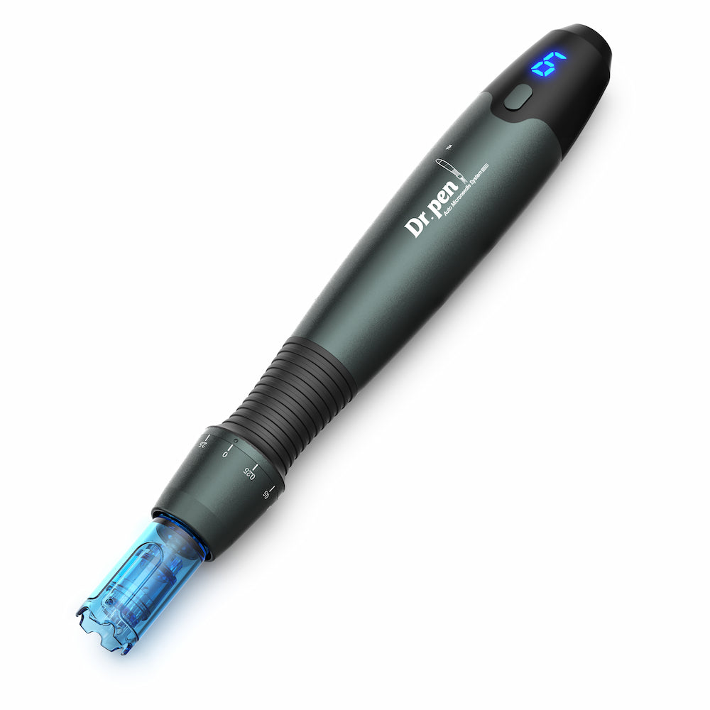 Dr. Pen A20 microneedling-stylo avec tête d'aiguille bleue, écran numérique et profondeur d'aiguille réglable pour le rajeunissement avancé de la peau et la stimulation du collagène.