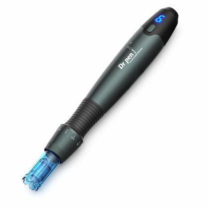 Dr. Pen A20 microneedling-stylo avec tête d'aiguille bleue, écran numérique et profondeur d'aiguille réglable pour le rajeunissement avancé de la peau et la stimulation du collagène.