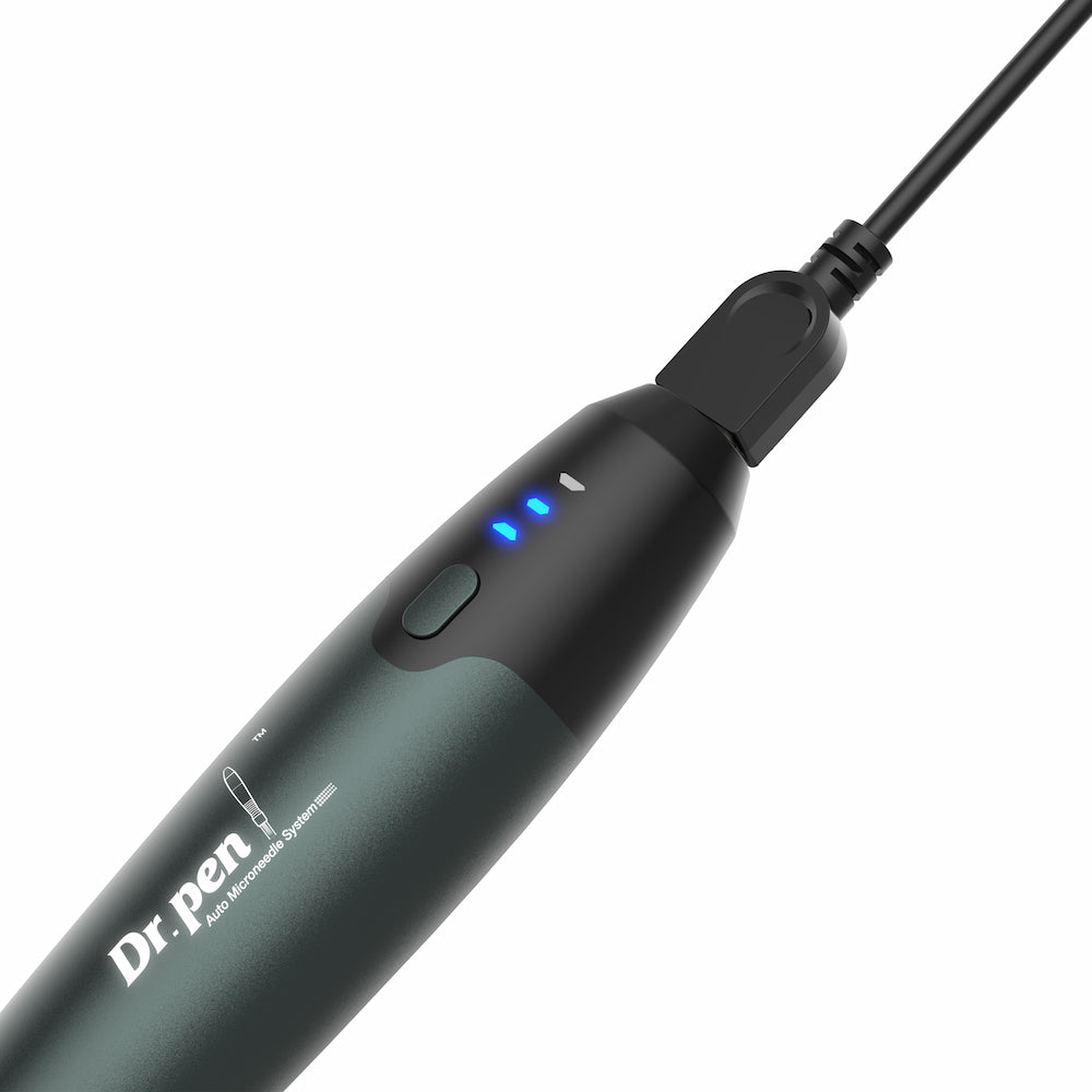 Dr. Pen A20 microneedling-stylo rechargeable via USB, avec indicateur de batterie bleu et design ergonomique pour un traitement professionnel de la peau.