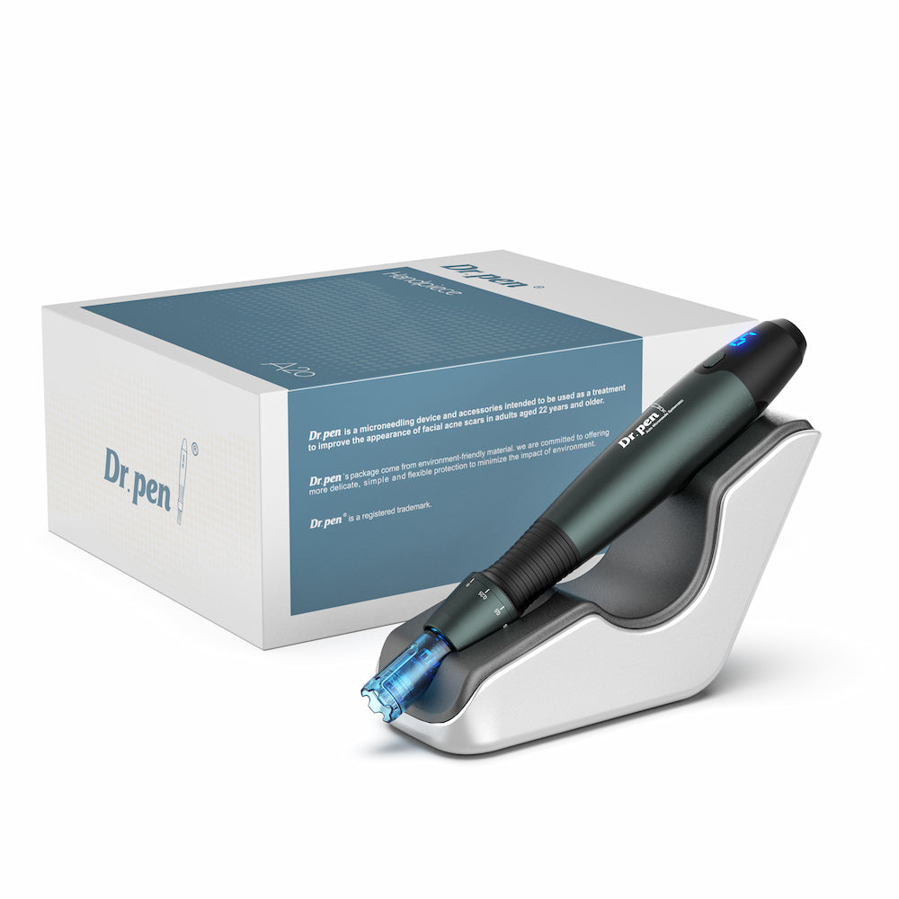 Dr. Pen A20 microneedling-stylo dans la station de charge devant la boîte du produit - appareil de traitement de la peau professionnel pour une peau plus lisse, cicatrices d'acné et anti-âge.