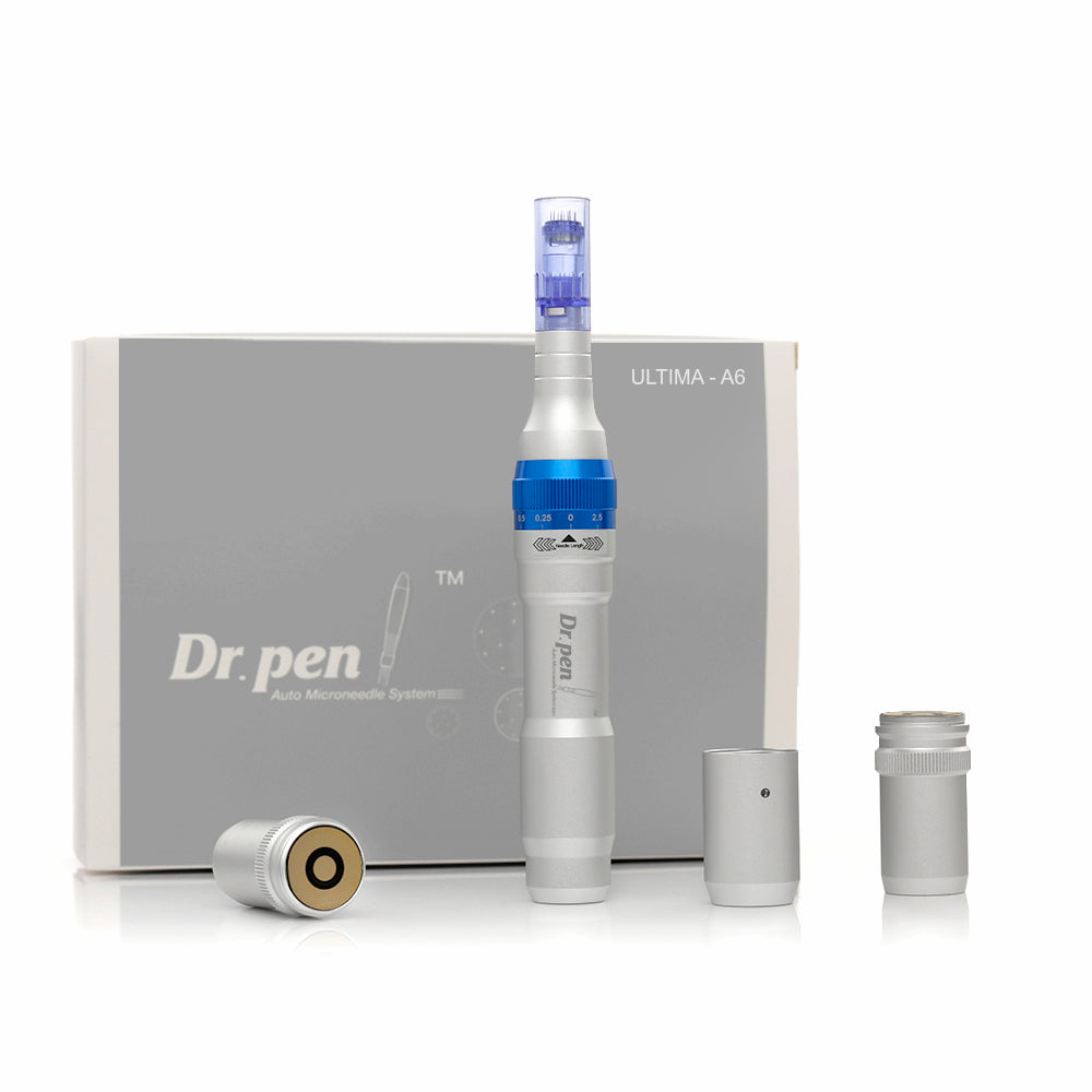 Stylo de microneedling Dr. Pen A6 en argent avec cartouche d'aiguille bleue, montré avec des pièces de batterie interchangeables et emballage d'origine.
