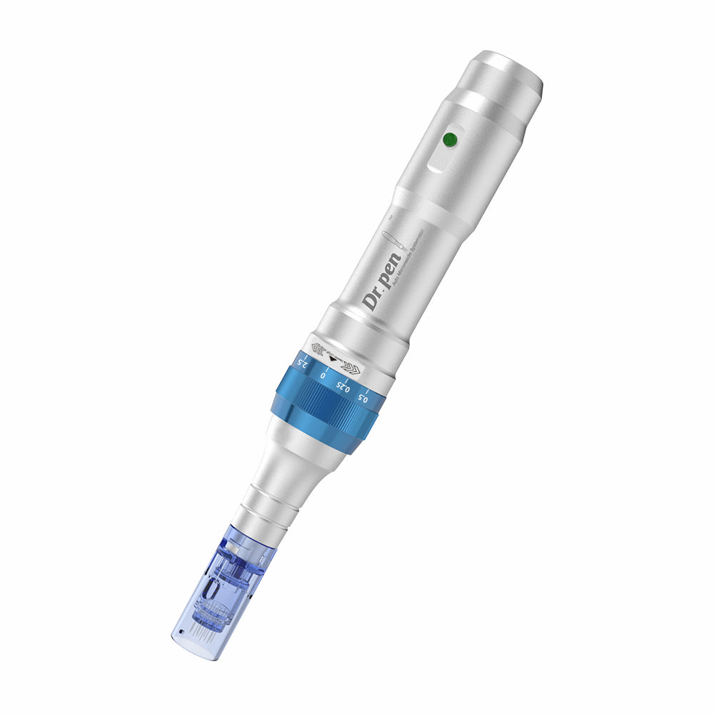 Stylo de microneedling Dr. Pen A6 en argent avec cartouche d'aiguille bleue et profondeur d'aiguille réglable pour un traitement professionnel de la peau.