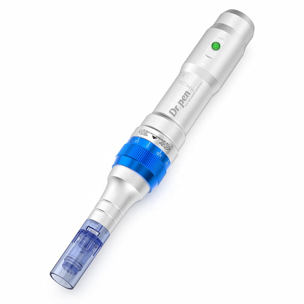 Stylo de microneedling Dr. Pen A6 en argent avec cartouche d'aiguille bleue et profondeur d'aiguille réglable pour un traitement professionnel de la peau.