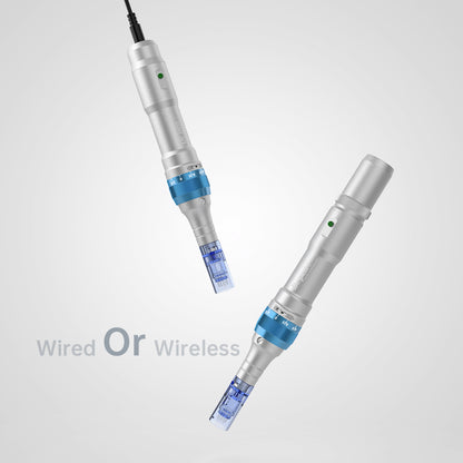 Comparaison entre Dr. Pen A6 en version filaire et sans fil, les deux avec cartouche d'aiguille bleue pour microneedling professionnel.