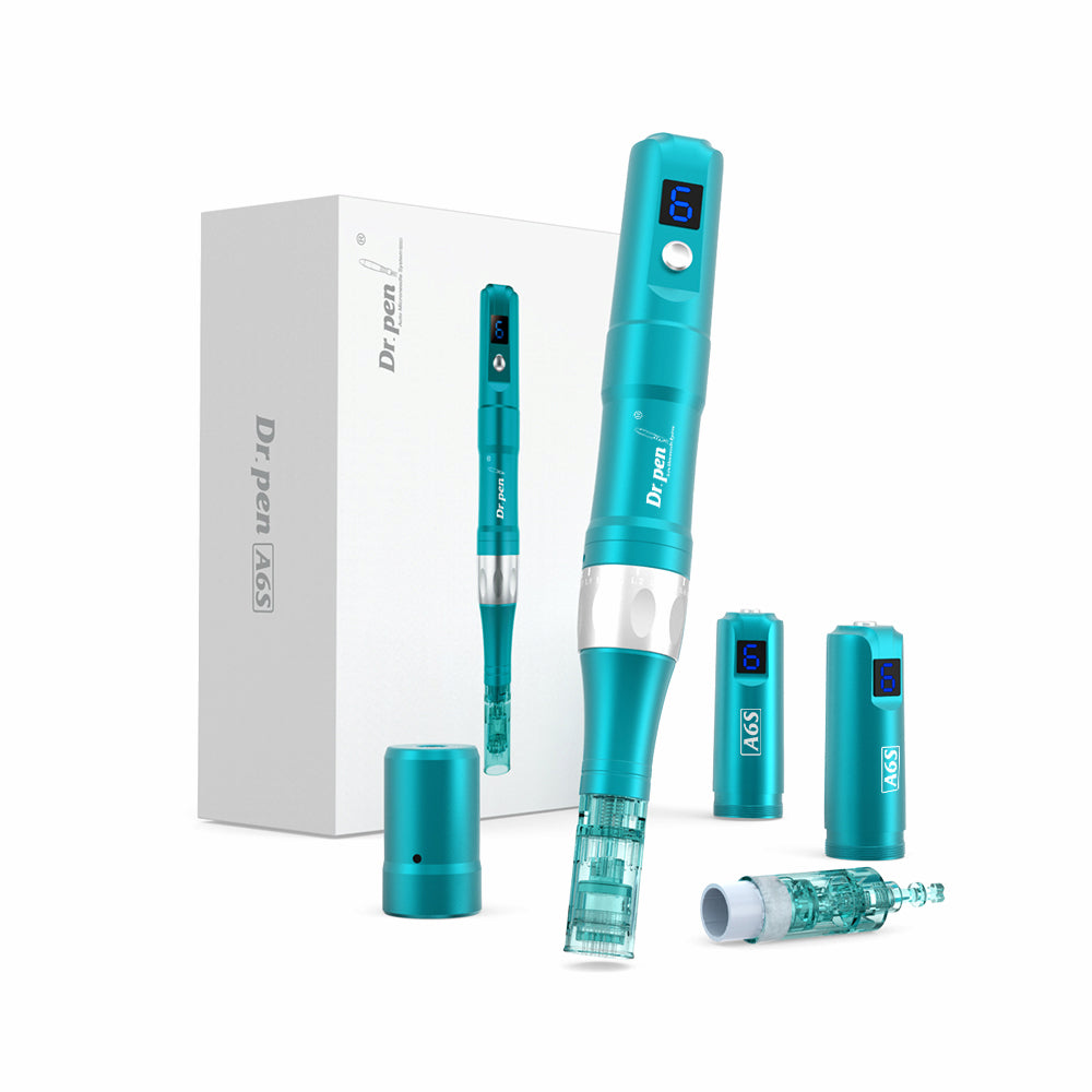 Dr. Pen A6S stylo de microneedling en turquoise avec affichage numérique, cartouches d'aiguille et accessoires placés devant l'emballage d'origine en tant que kit de traitement complet.
