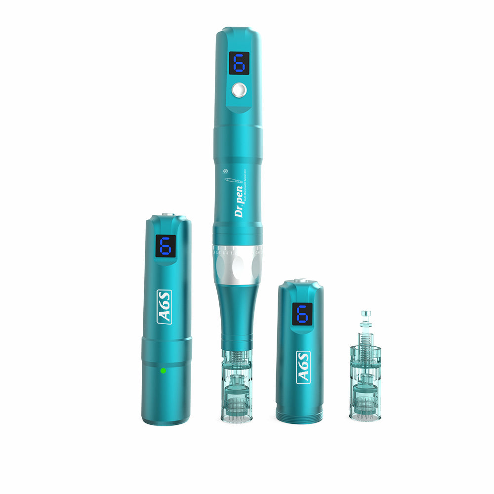 Dr. Pen A6S stylo de microneedling en turquoise avec affichage numérique, parties de batterie amovibles et têtes d'aiguille disposées en kit complet pour traitement professionnel de la peau.