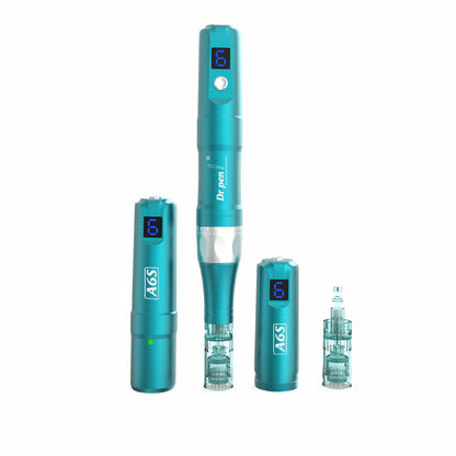 Dr. Pen A6S stylo de microneedling en turquoise avec affichage numérique, parties de batterie amovibles et têtes d'aiguille disposées en kit complet pour traitement professionnel de la peau.