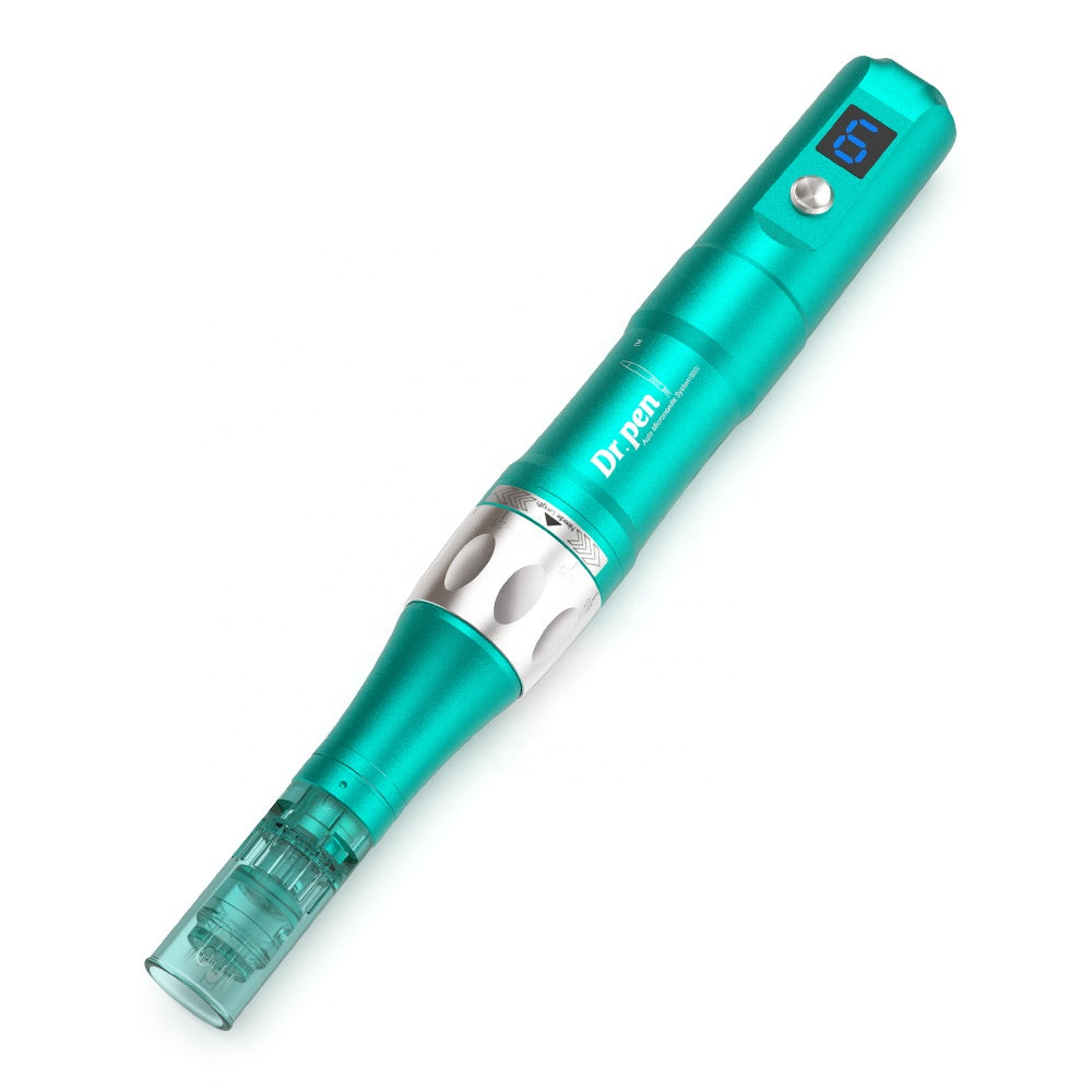 Dr. Pen A6S stylo de microneedling en couleur turquoise avec affichage numérique et tête d'aiguille montée pour traitement professionnel de la peau.