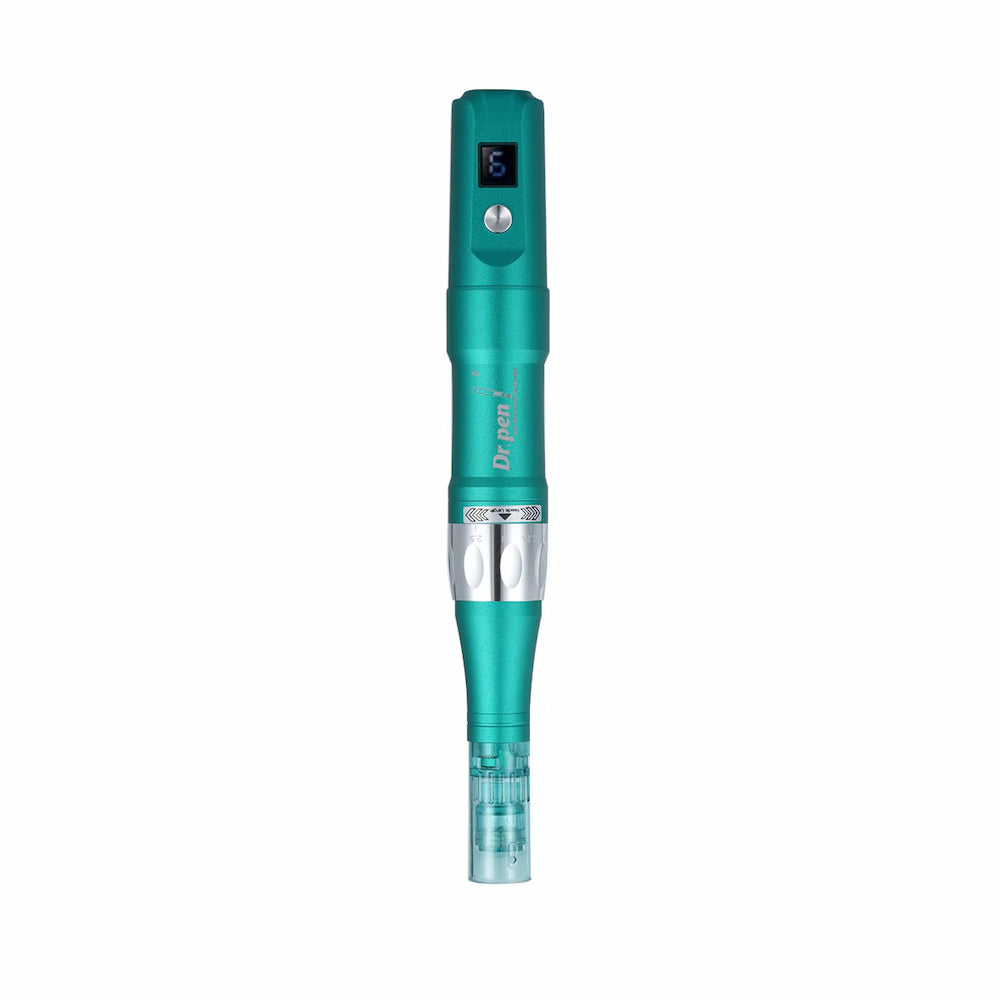 Dr. Pen A6S stylo de microneedling en couleur turquoise vu de face avec cartouche d'aiguille bleue et affichage numérique pour traitement professionnel de la peau.