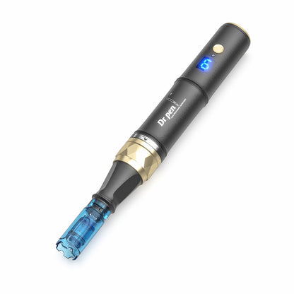 Dr. Pen A8S microneedling dermapen en noir et or avec un affichage numérique bleu et une tête d'aiguille montée pour un traitement avancé de la peau.