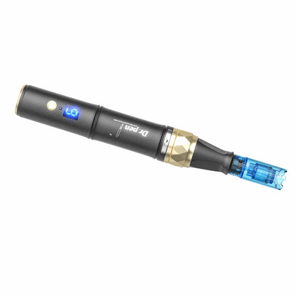 Dr. Pen A8S stylo de microneedling en noir et or avec un affichage numérique bleu et une tête d'aiguille montée pour un traitement professionnel de la peau.