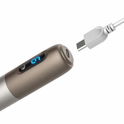 Gros plan de Dr. Pen H3 microneedling-stylo avec port de charge USB-C et affichage LED numérique, prêt pour une charge rapide et facile.