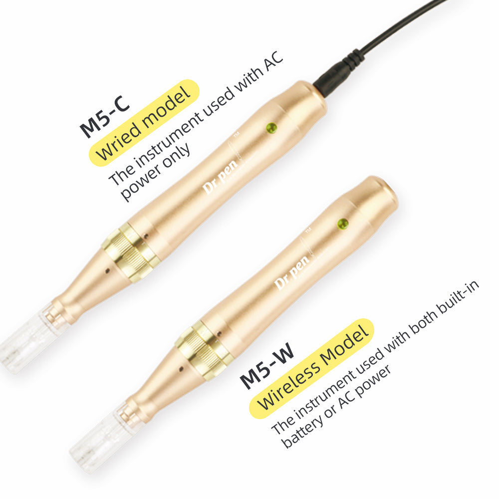Comparaison entre Dr. Pen M5-C et M5-W microneedling-stylos. M5-C est présenté comme un modèle filaire fonctionnant uniquement avec courant alternatif, tandis que M5-W est un modèle sans fil pouvant être utilisé à la fois avec une batterie intégrée et courant alternatif. Les deux stylos sont en or rose avec modules d'aiguille montés.