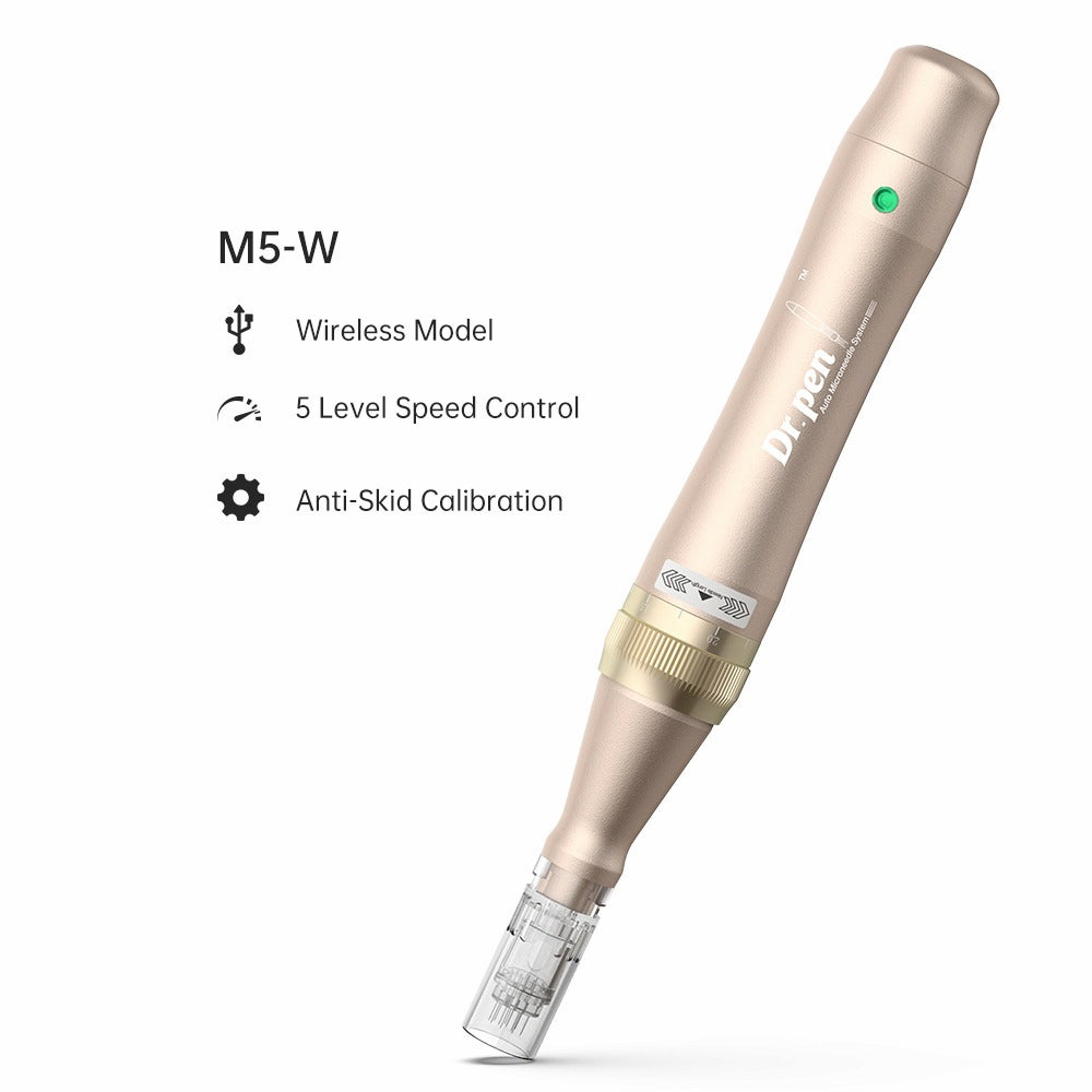 Image produit de Dr. Pen M5-W stylo microneedling sans fil en or avec module d'aiguille monté. À gauche, le texte avec les fonctionnalités : Modèle sans fil, Contrôle de vitesse à 5 niveaux et Calibration antidérapante.