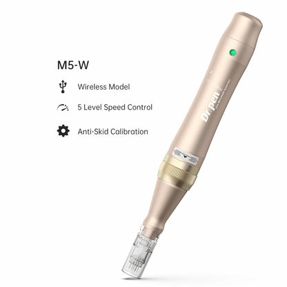 Image produit de Dr. Pen M5-W stylo microneedling sans fil en or avec module d'aiguille monté. À gauche, le texte avec les fonctionnalités : Modèle sans fil, Contrôle de vitesse à 5 niveaux et Calibration antidérapante.