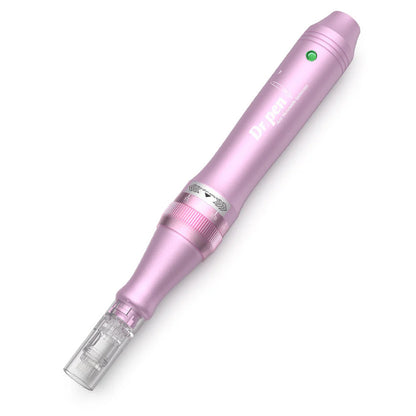 Dr. Pen M7 microneedling-stylo en rose avec cartouche d'aiguille montée, appareil de microneedling professionnel pour le rajeunissement de la peau.